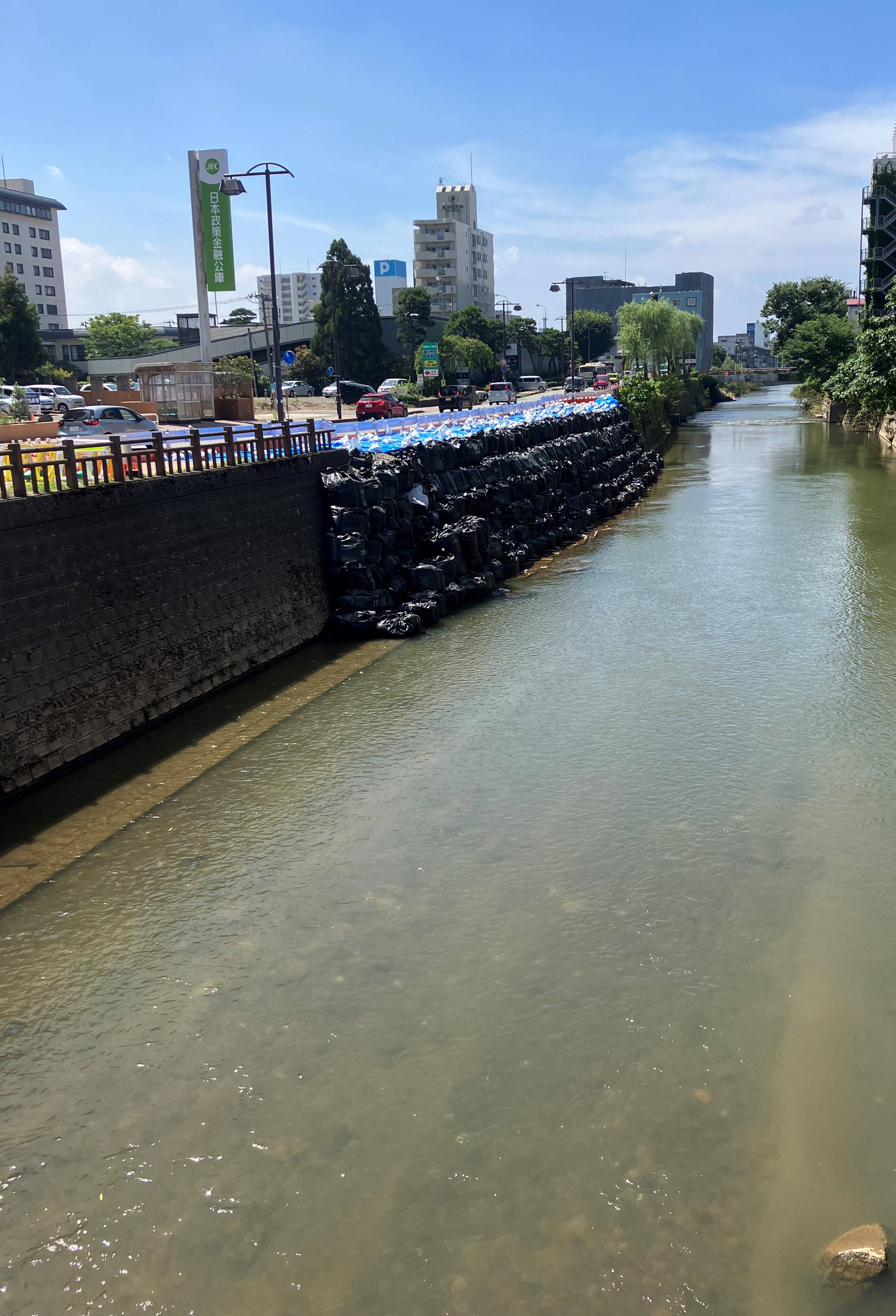 秋田市中通の旭川歩道の様子 AKBT 土崎港店のブログ 写真2