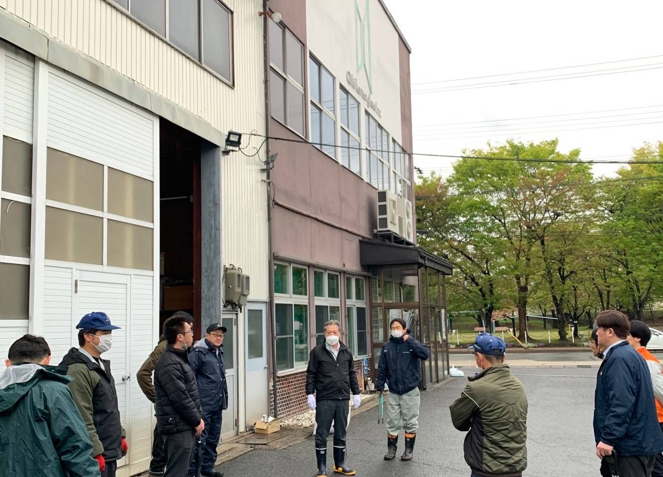 朝からお掃除 気持ちいい～🧹 大木建装硝子のブログ 写真1