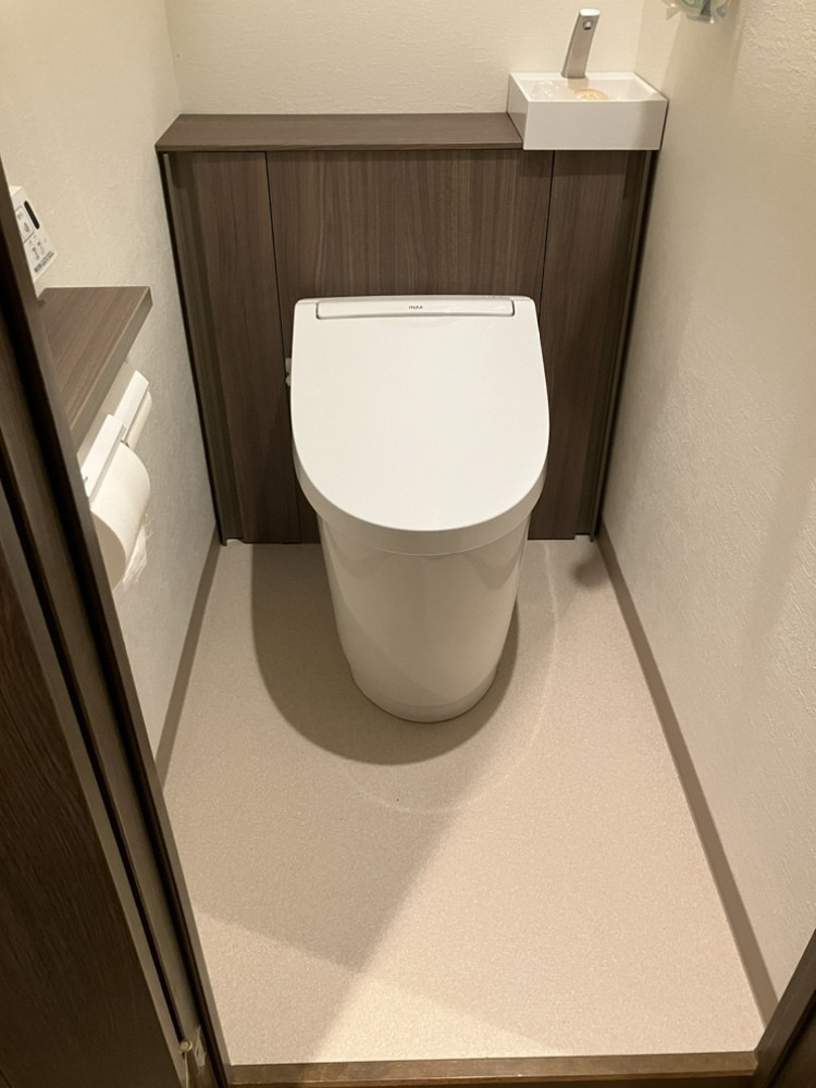 アルロの【東京都足立区】キャビネット付トイレで収納上手！トイレリフォームの施工後の写真1