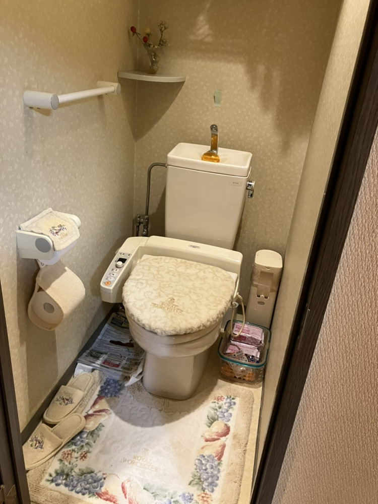 アルロの【東京都足立区】キャビネット付トイレで収納上手！トイレリフォームの施工前の写真1