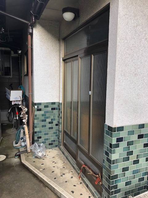 八鹿アルミ 福知山店の玄関引戸交換工事の施工前の写真1