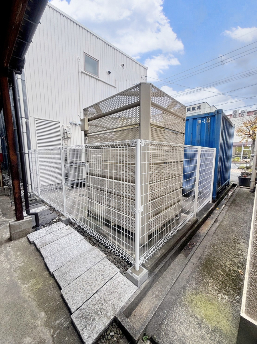 八鹿アルミ 福知山店の安全性とプライベート空間どちらも守られます🤝【豊岡市　フェンス施工】の施工後の写真1