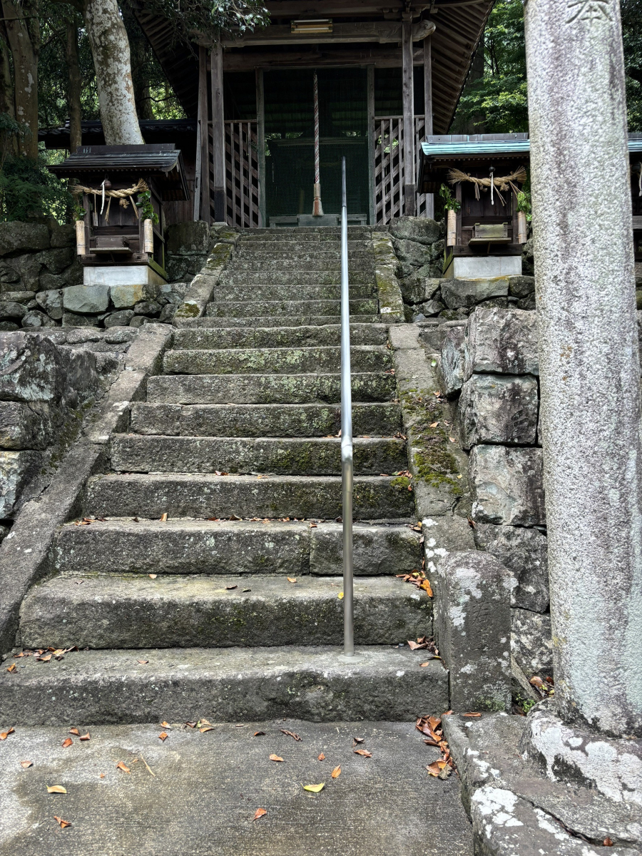 八鹿アルミ 福知山店の【兵庫県養父市】神社の階段に手すり設置工事の施工後の写真1