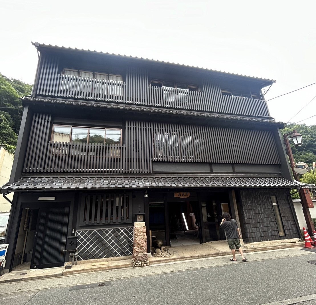 八鹿アルミ 福知山店の【兵庫県豊岡市】旅館外装スクリーン施工の施工後の写真1