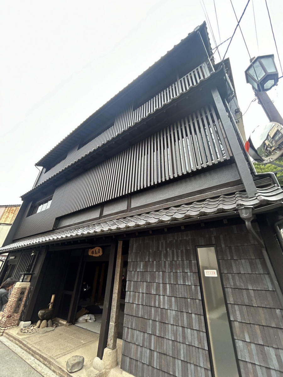 八鹿アルミ 福知山店の【兵庫県豊岡市】旅館外装スクリーン施工の施工後の写真2