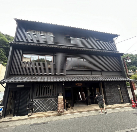 八鹿アルミ 福知山店の【兵庫県豊岡市】旅館外装スクリーン施工施工事例写真1