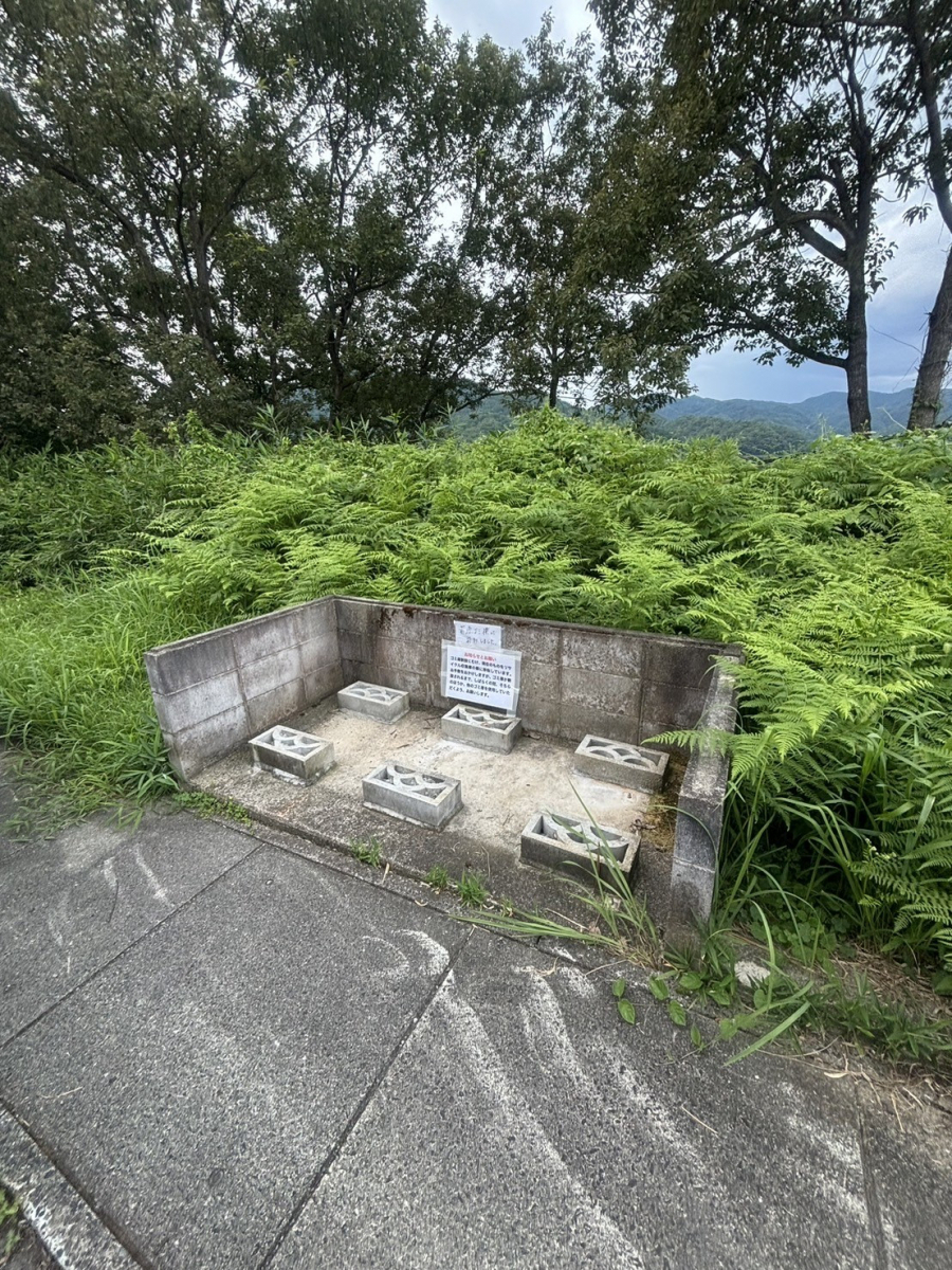 八鹿アルミ 福知山店の【兵庫県養父市】ダストボックス設置の施工前の写真1