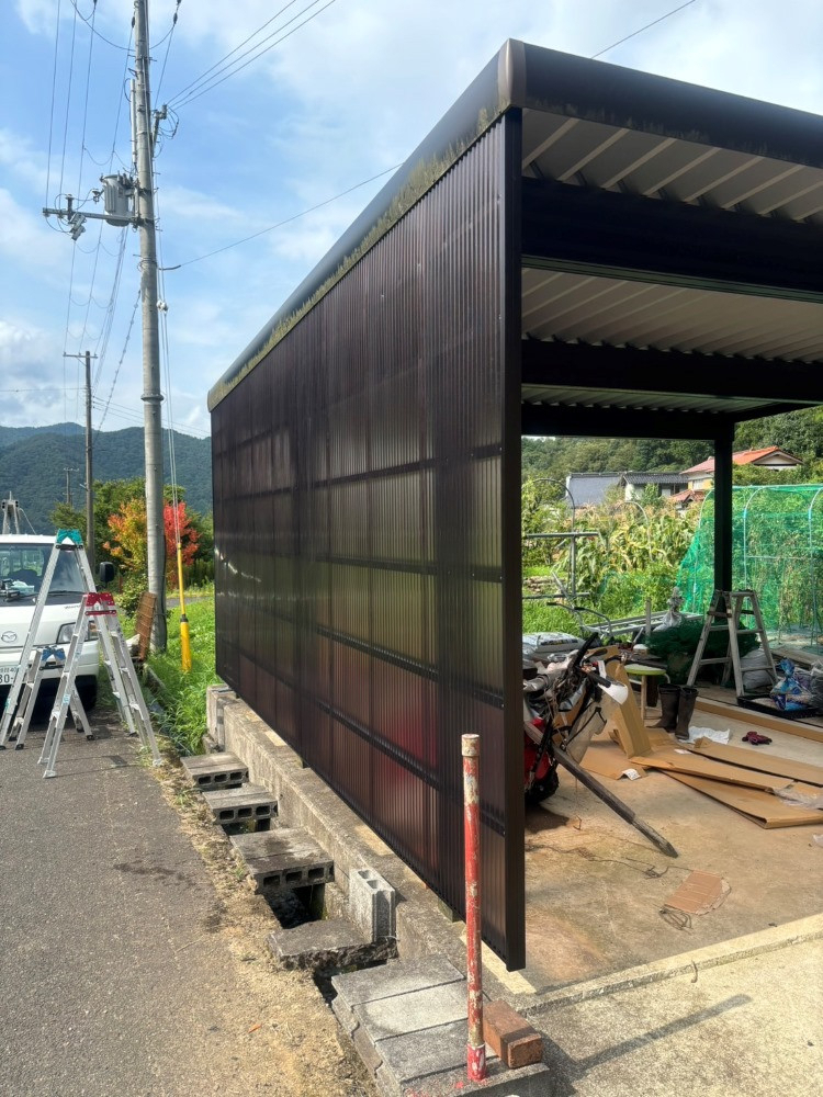 八鹿アルミ 福知山店の✨【兵庫県豊岡市】カーポートに波版を取り付け✨の施工後の写真1