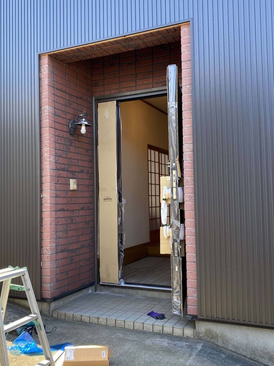 羽後トーヨー住器の断熱玄関ドアと風除室の同時施工（省エネ）の施工前の写真2