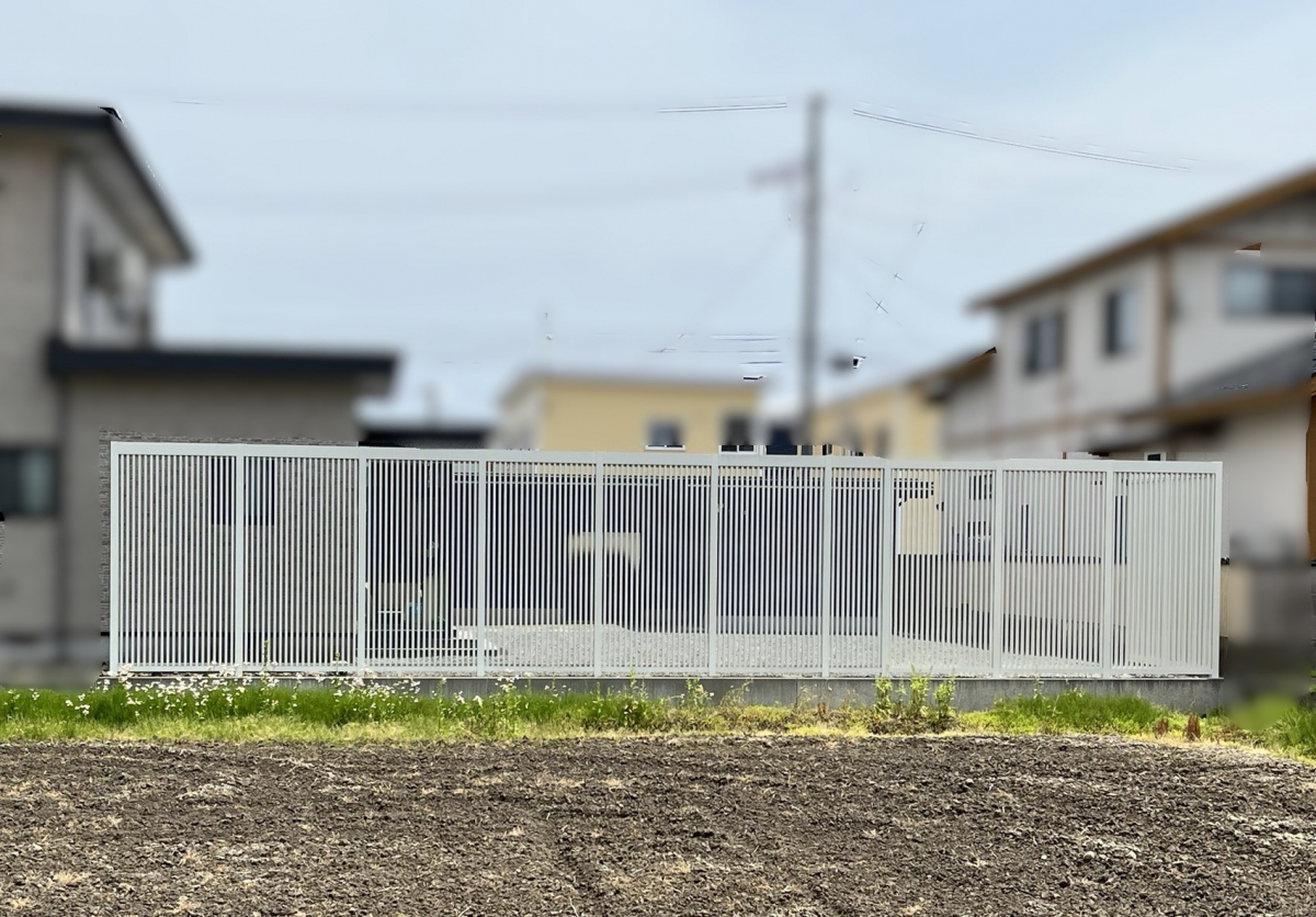 羽後トーヨー住器の敷地の境界大型フェンス（Gスクリーン）で目隠しをするの施工後の写真2