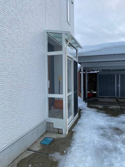 羽後トーヨー住器の玄関ドアをフルオープン出来る様に屋根付き風除室を取り付けました　*秋田県横手市*の施工後の写真2