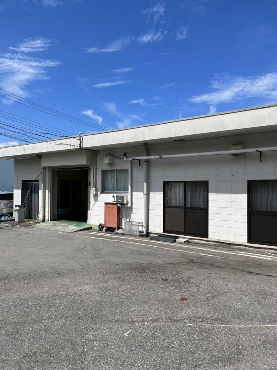 イソベトーヨー住器の山梨県甲府市　カーポート取付の施工例の施工前の写真1