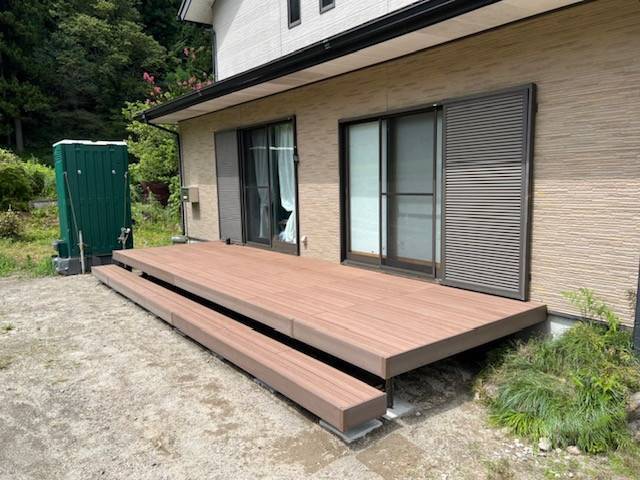 イソベトーヨー住器の山梨県北杜市　人口木デッキ（樹ら楽ステージ）取付の施工例の施工後の写真1