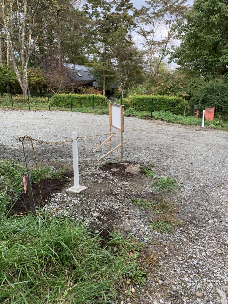 イソベトーヨー住器の山梨県北杜市　ポール取付けの施工例　境界として、立ち入り禁止の目印としてなどなど。。。お勧めです♪の施工後の写真1