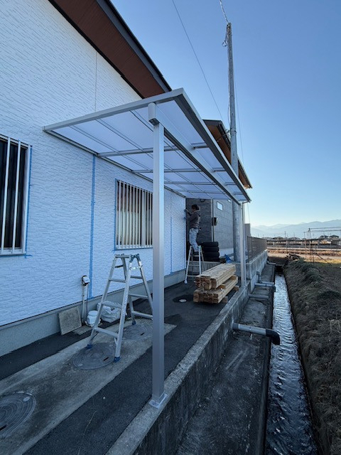 イソベトーヨー住器の山梨県笛吹市石和町　テラス取付の施工例　雨除け、日よけとしておすすめですの施工後の写真1