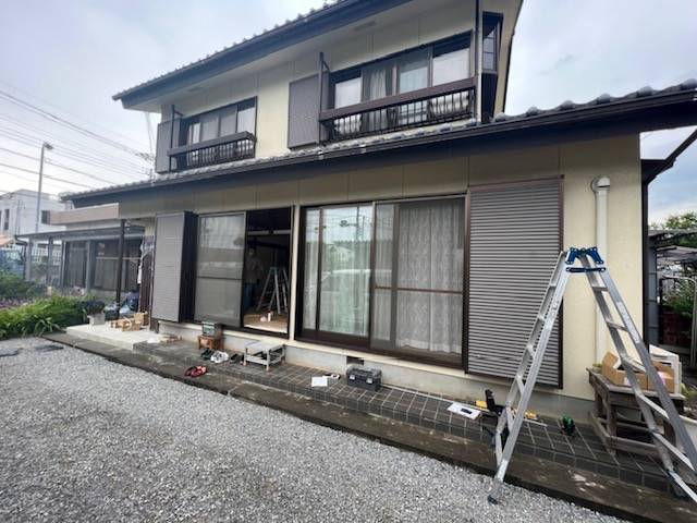 イソベトーヨー住器の山梨県甲府市　サンルーム取付の施工例　梅雨時の救世主です！の施工前の写真1