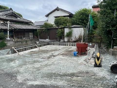 柳川サッシ販売の雨が降り　風が吹き　泣きたい車体　風強い雨の日は躰も濡れる　屋根かけて　壁建てて　愛車には　がれ～じの施工前の写真2