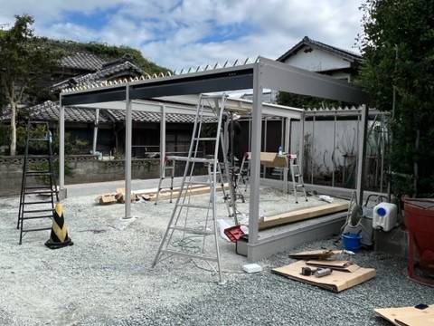 柳川サッシ販売の雨が降り　風が吹き　泣きたい車体　風強い雨の日は躰も濡れる　屋根かけて　壁建てて　愛車には　がれ～じの施工前の写真3