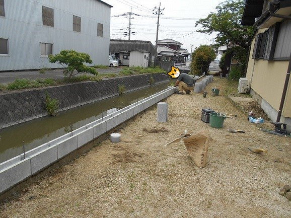 柳川サッシ販売のスケールあてて墨付けて　道孔開けて筋差して　ＣＢ積んで目地詰めて　フェンスを建てれば　遮蔽完了の施工後の写真1