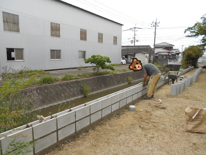 柳川サッシ販売のスケールあてて墨付けて　道孔開けて筋差して　ＣＢ積んで目地詰めて　フェンスを建てれば　遮蔽完了の施工後の写真2