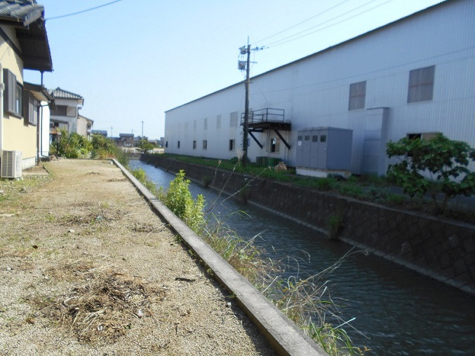 柳川サッシ販売のスケールあてて墨付けて　道孔開けて筋差して　ＣＢ積んで目地詰めて　フェンスを建てれば　遮蔽完了の施工前の写真1