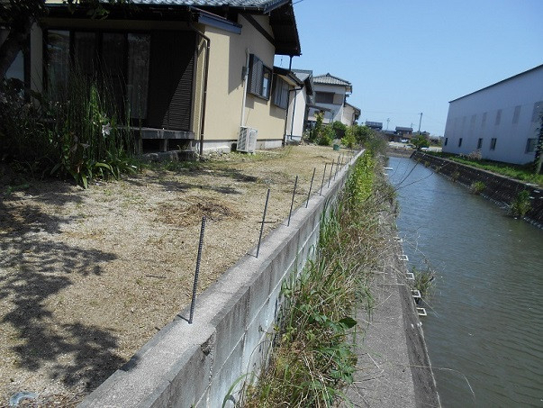 柳川サッシ販売のスケールあてて墨付けて　道孔開けて筋差して　ＣＢ積んで目地詰めて　フェンスを建てれば　遮蔽完了の施工前の写真3