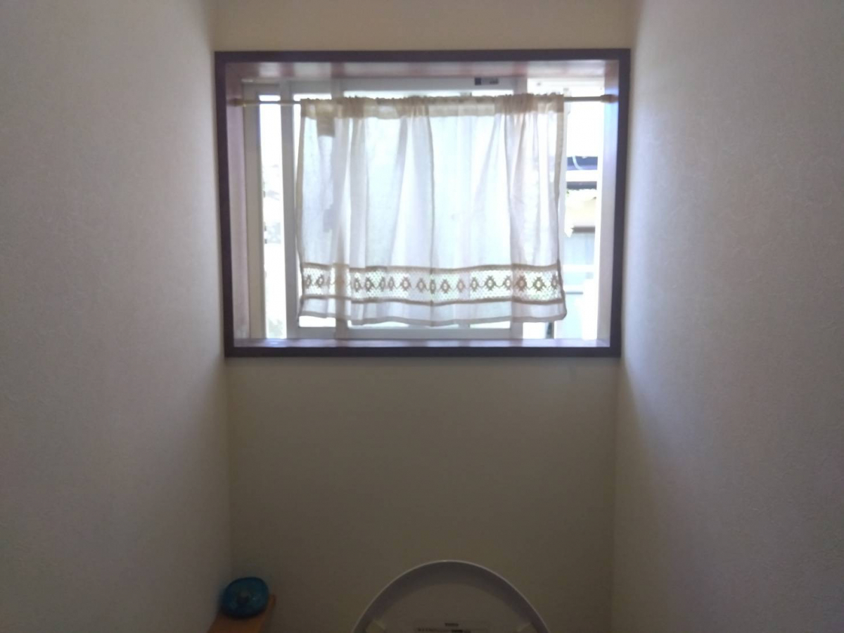 丸光トーヨーのトイレ窓に・・・の施工前の写真1