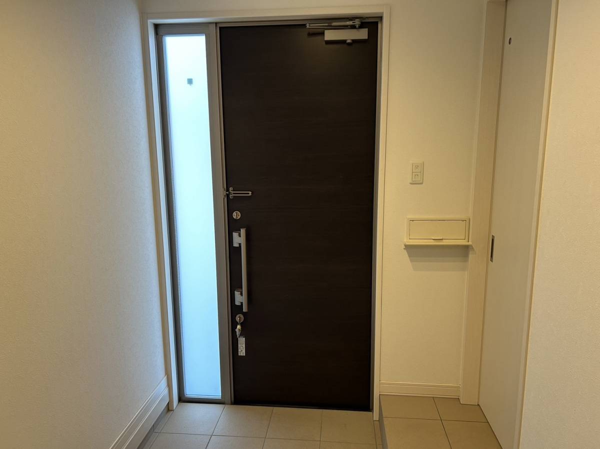 TERAMOTOの【施工例】玄関ドア用の収納網戸を施工させていただきました。の施工前の写真1