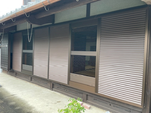 花と窓の店 HANAMADOの採風雨戸取付の施工後の写真1