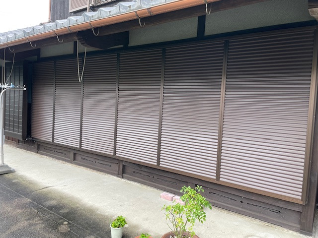 花と窓の店 HANAMADOの採風雨戸取付の施工前の写真1