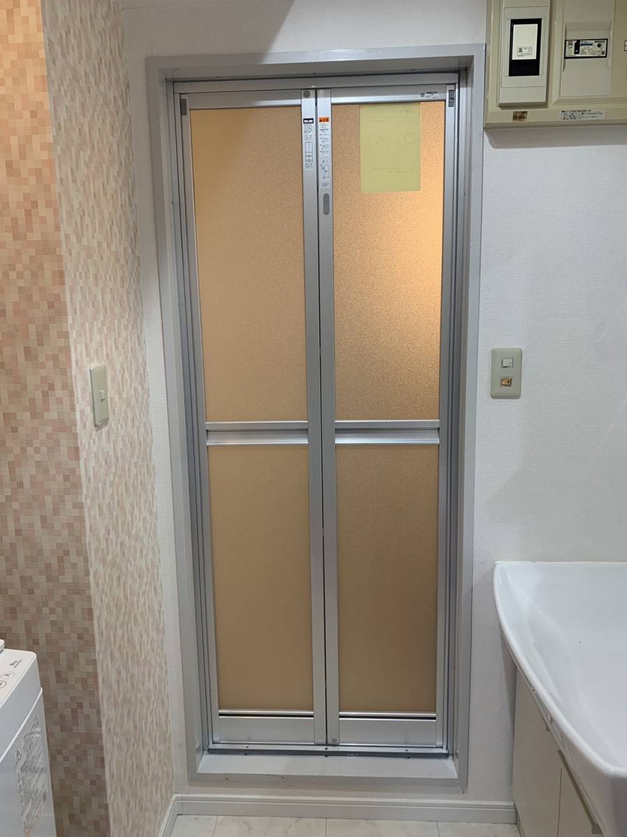 横浜トーヨー住器の浴室中折ドアの交換工事へ行ってきました。の施工後の写真1
