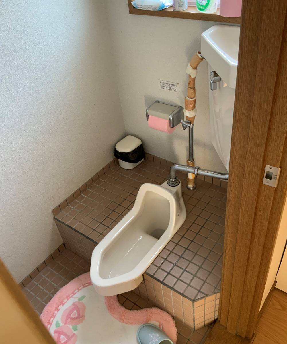 マド専門店 KATOの和式から洋式トイレへ交換したい！の施工前の写真1