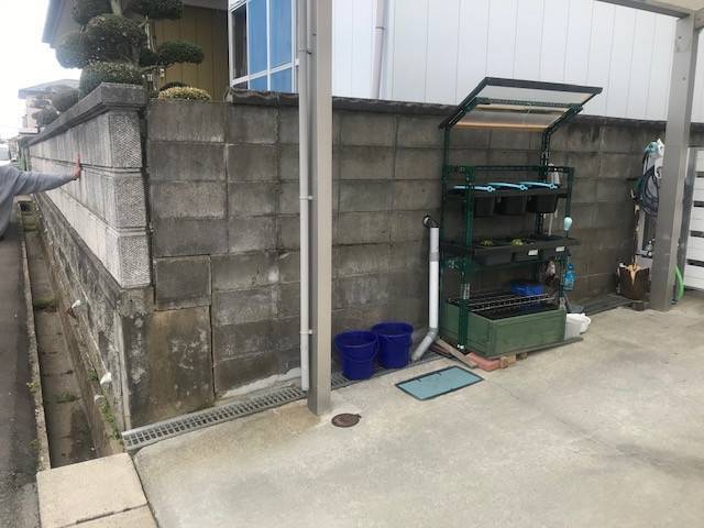 千葉トーヨー住器の古くなったブロックから風の取り込めるフェンスにの施工前の写真1