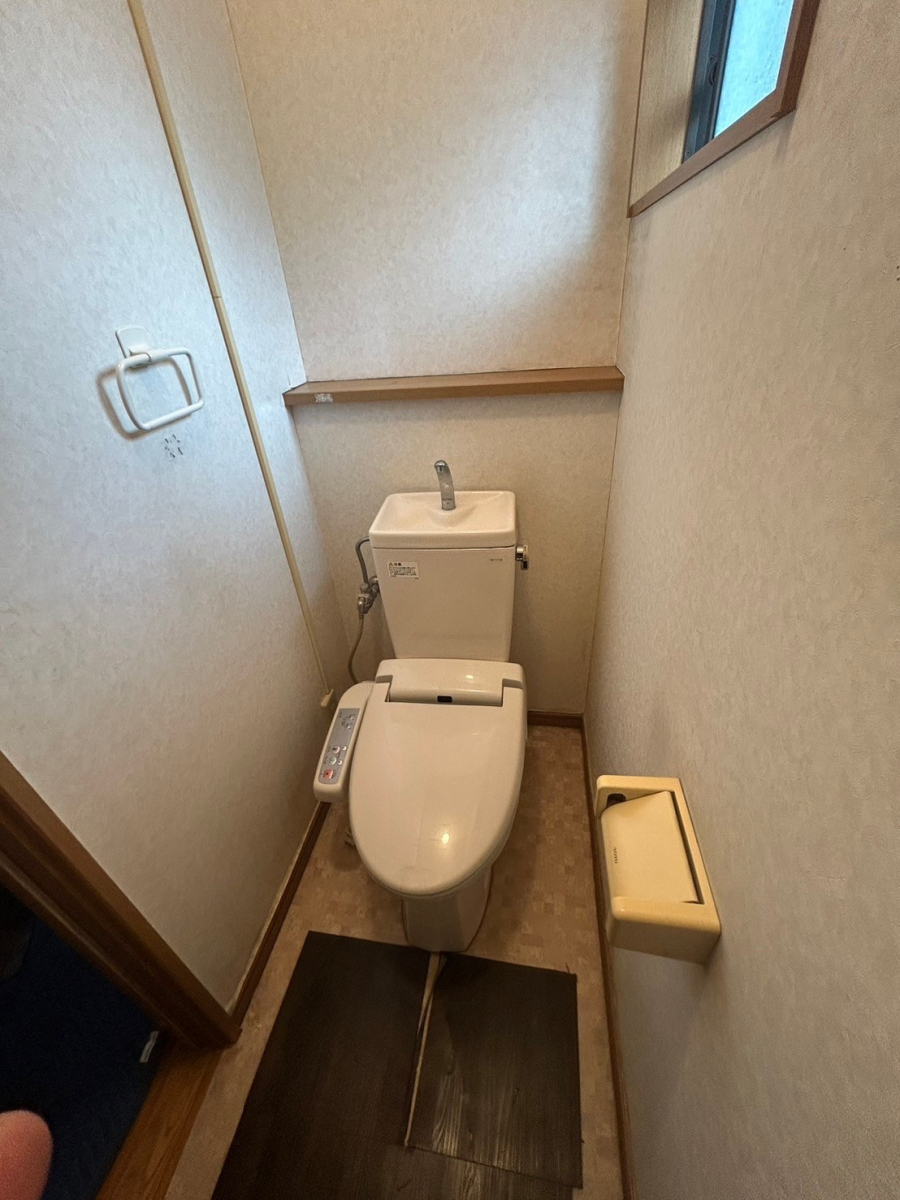 海老名トーヨー住器の海老名市　便器の不具合のタイミングでトイレ全面リフォーム　施工例の施工前の写真1