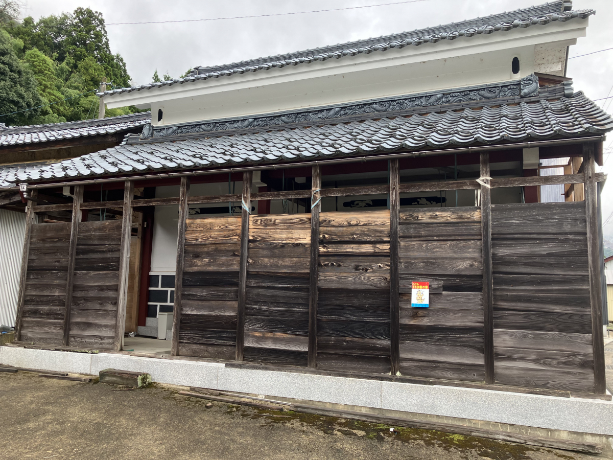 押田屋の既存囲いを撤去してアルミ部材で囲みましたの施工前の写真1