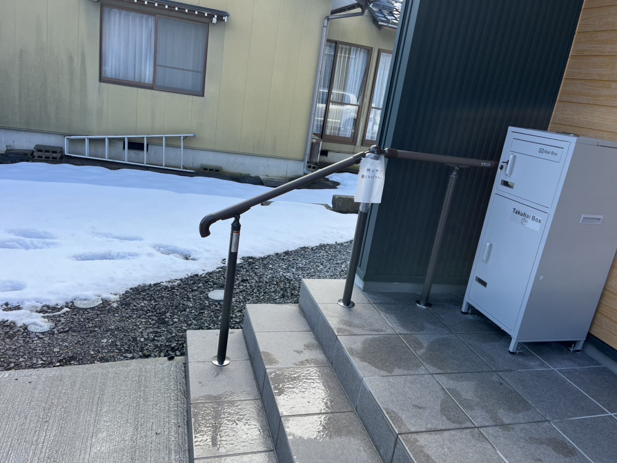 押田屋の玄関の階段部分に手すりをつけさせていただきましたの施工後の写真1