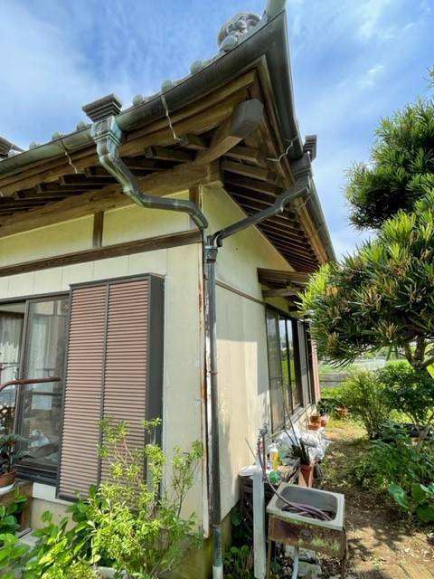 十倉トーヨー住器の雨樋（縦樋）を修理・交換しました。の施工前の写真3