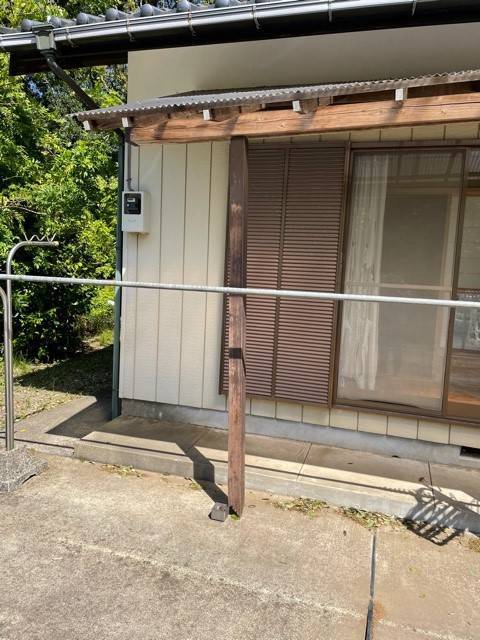 十倉トーヨー住器の玄関ポーチ柱を交換しました。の施工前の写真1