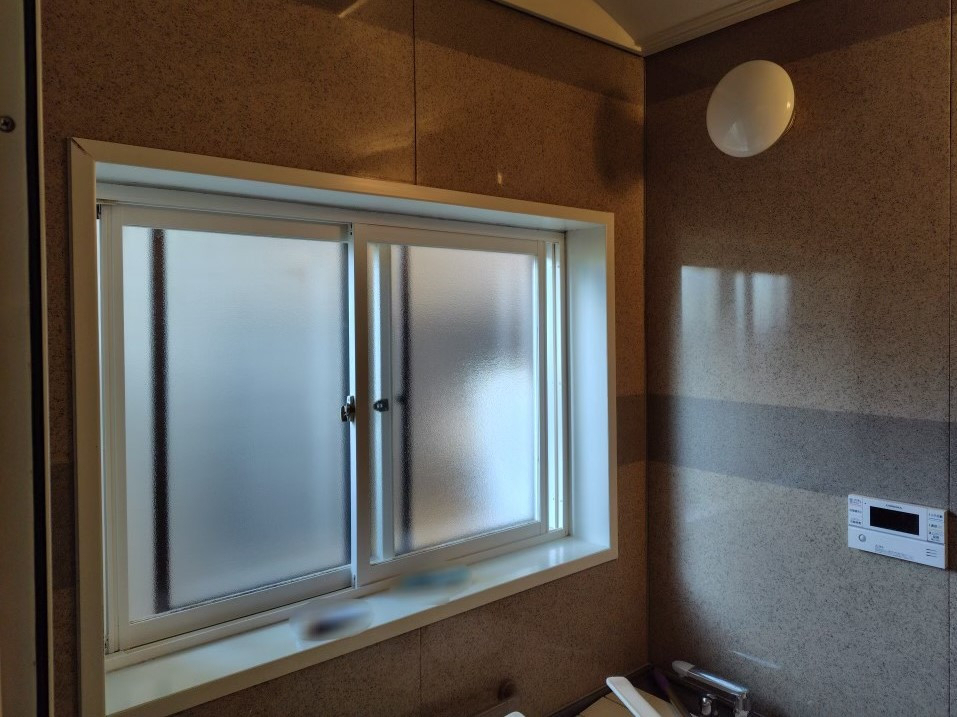 永光トーヨー住器の気仙沼市　浴室窓交換の施工前の写真1