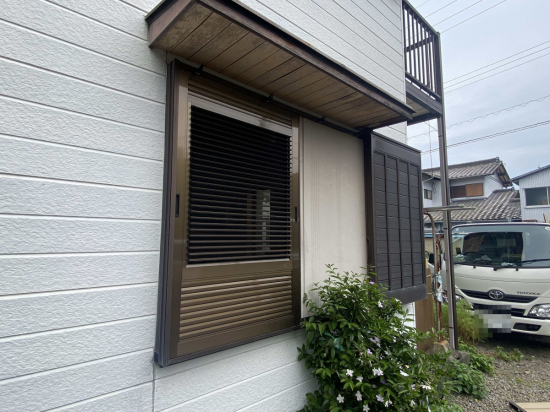 スルガリックス 静岡店の【雨戸の取替え】採風式の雨戸へ交換してほしい施工事例写真1