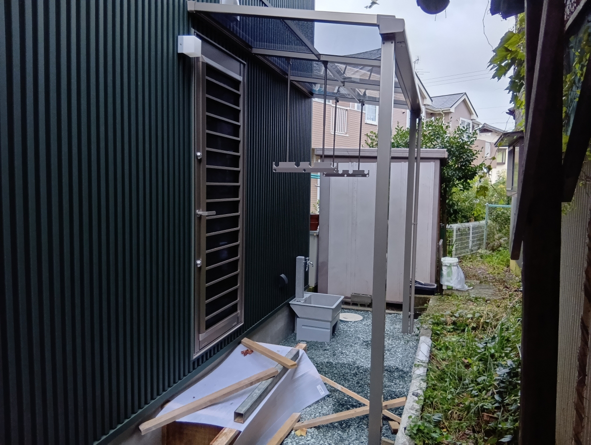 スルガリックス 静岡店の勝手口に雨よけ屋根を付けてほしいの施工後の写真1