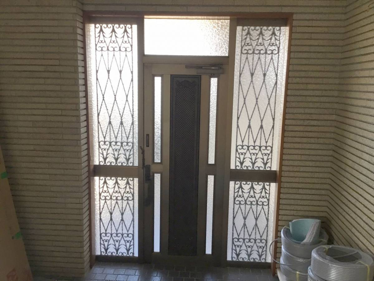 スルガリックス 静岡店の両袖の手動玄関ドアを電気錠式のドアへ交換してほしいの施工前の写真3