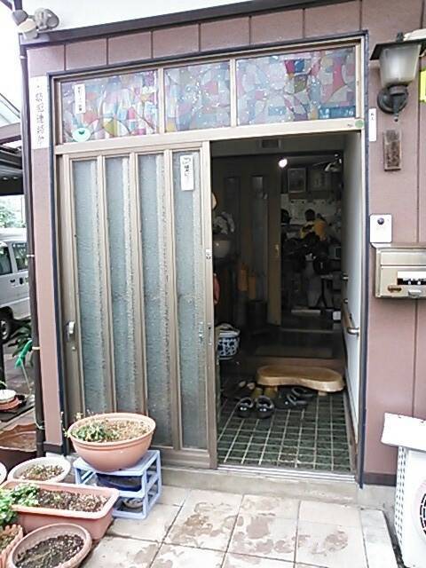 五城目トーヨー住器 能代店の【リフォーム玄関ドア リシェント】秋田市内 玄関まわりが寒く、結露がひどいの施工前の写真1