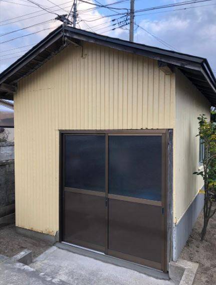 五城目トーヨー住器 能代店の【小屋 引戸交換】店舗引戸 能代市内 すき間あり、雨や風が侵入、鍵も壊れてる…ッ！の施工後の写真1