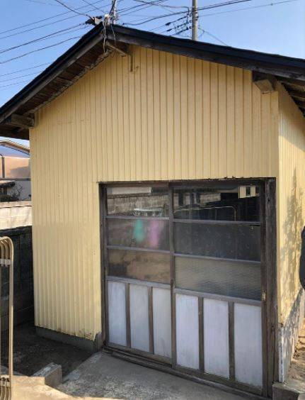 五城目トーヨー住器 能代店の【小屋 引戸交換】店舗引戸 能代市内 すき間あり、雨や風が侵入、鍵も壊れてる…ッ！の施工前の写真1