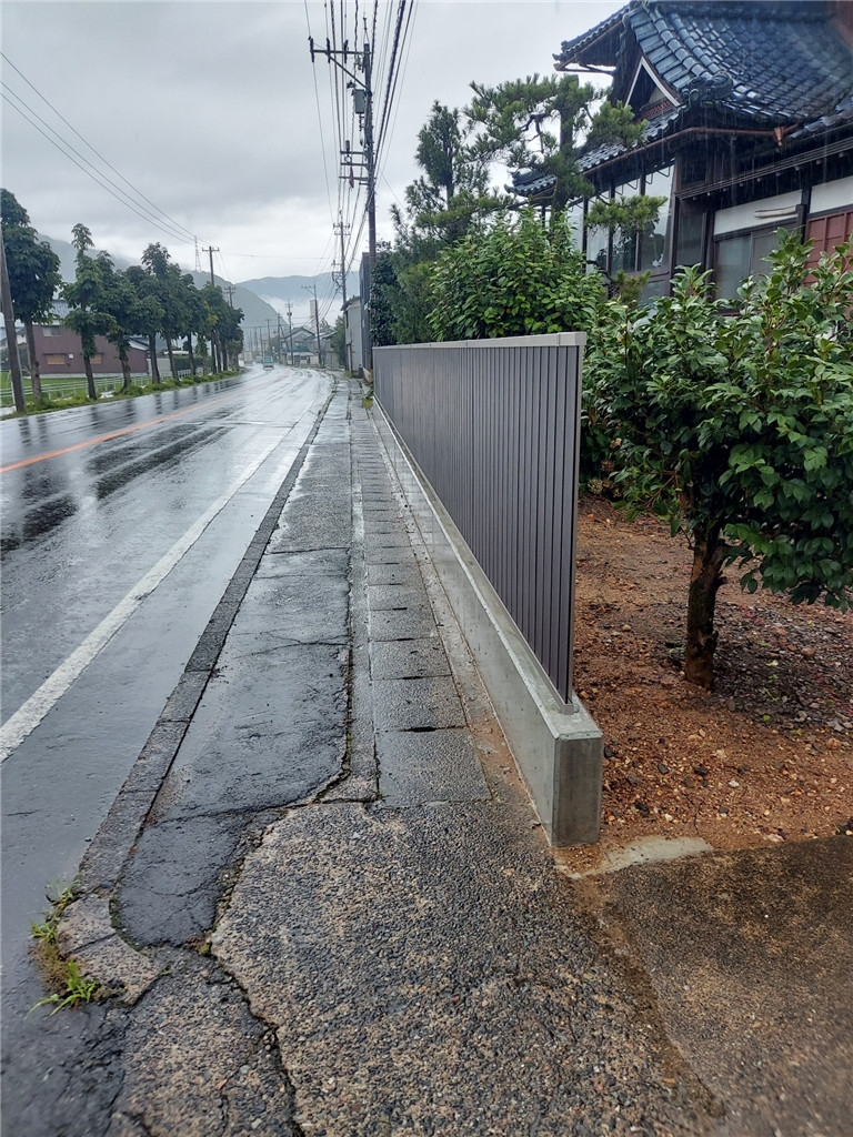 マド・プロショップ  S・T・Jの【福井県大野市】目隠しフェンス取付工事の施工後の写真2