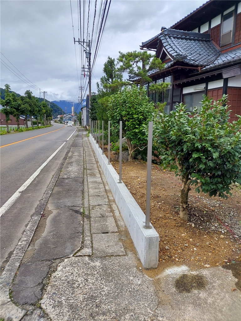 マド・プロショップ  S・T・Jの【福井県大野市】目隠しフェンス取付工事の施工前の写真2