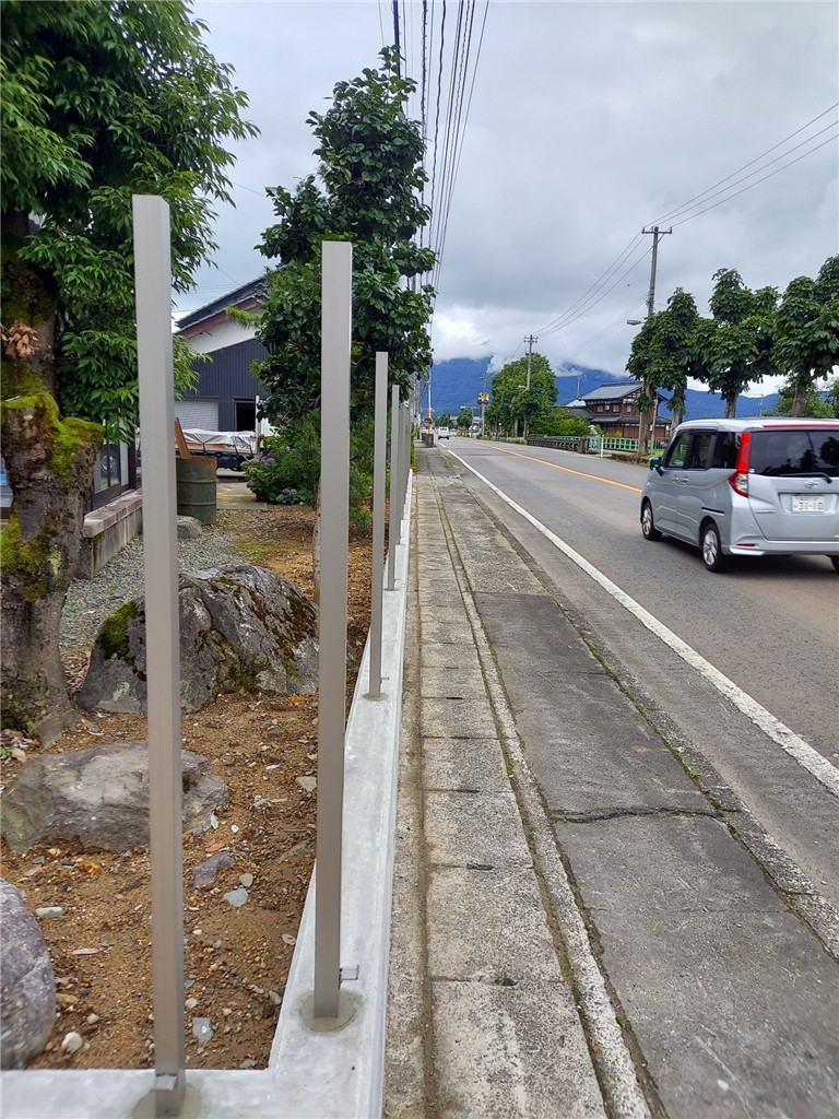 マド・プロショップ  S・T・Jの【福井県大野市】目隠しフェンス取付工事の施工前の写真3