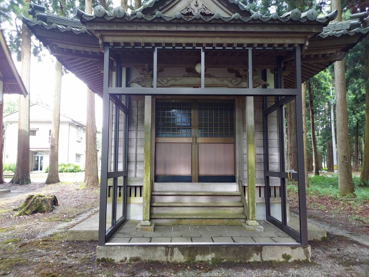 マド・プロショップ  S・T・Jの神社拝殿の風除室新設工事の施工後の写真1