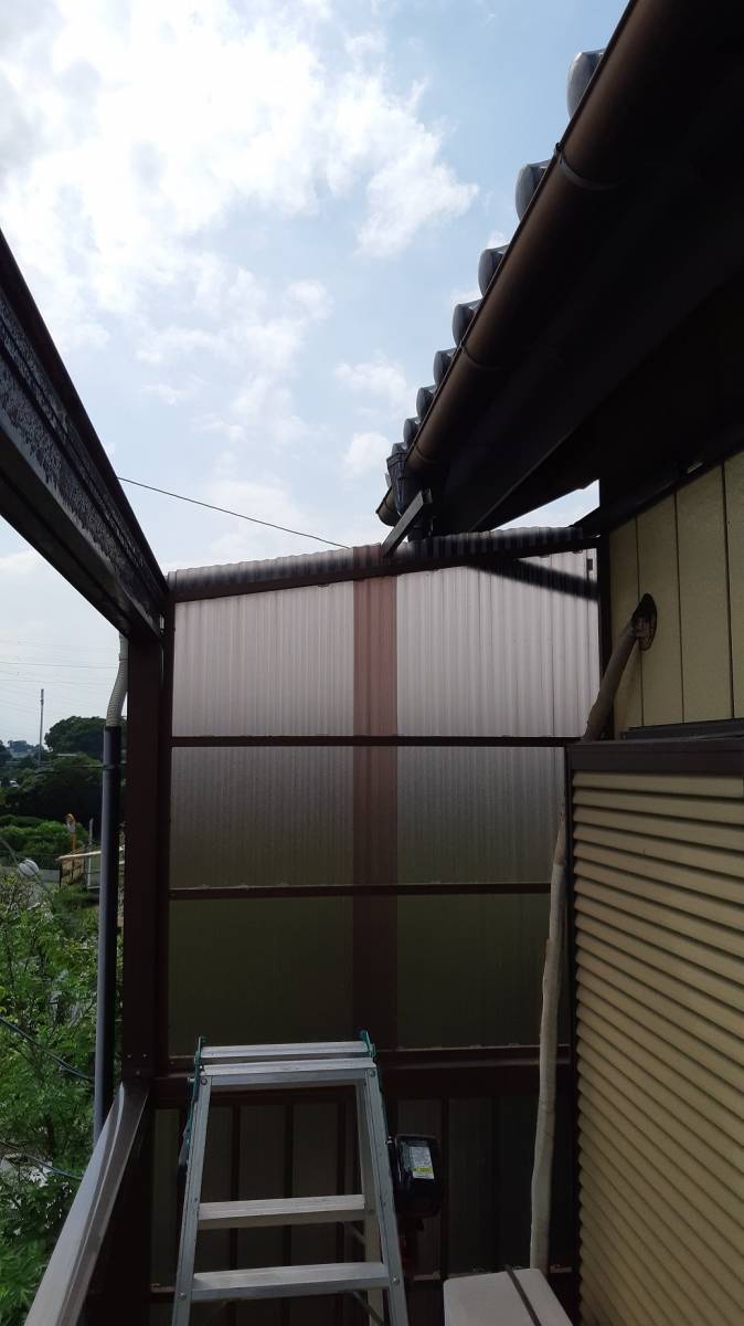 杉戸ウインドトーヨー住器のヒョウ被害！！テラスの屋根ごと交換です！の施工前の写真2